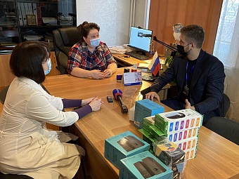 Председатель Думы Иркутска Евгений Стекачев подарил поликлинике №17 технику для видеосвязи врачей с пациентами