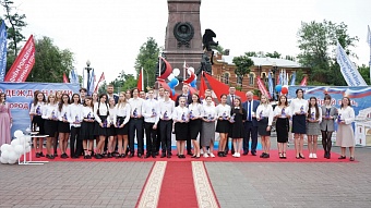 Спикер Евгений Стекачев принял участие в награждении лучших выпускников Иркутска на мероприятии «Надежда нации – 2022»
