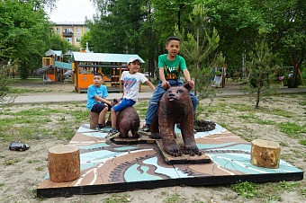 Деревянную композицию в виде двух медведей установили в сквере избирательного округа № 3 депутата Дмитрия Ващука
