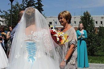 Ирина Ежова поздравила четыре пары молодоженов с Днем семьи, любви и верности