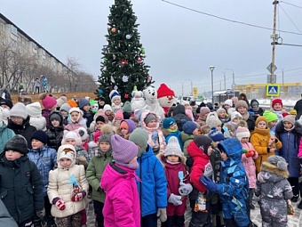 Депутаты Правобережного округа организовали новогодние праздники и вручили детям подарки