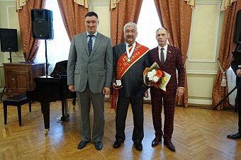 Вице-спикер Думы и мэр города вручили знаки отличия новым Почетным гражданам Иркутска