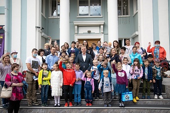 Депутат Андрей Стрельцов помог собрать в школу 30 детей своего округа