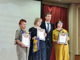 Евгений Савченко вручил 39 премий ученикам и учителям образовательных учреждений избирательного округа № 4