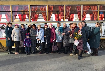Депутат Иван Гущин организовал для иркутян старшего поколения праздник в честь Дня пожилого человека