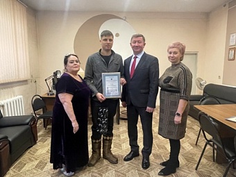 Депутаты в преддверии Нового года поздравляют жителей своих округов и поощряют наградами Думы города Иркутска