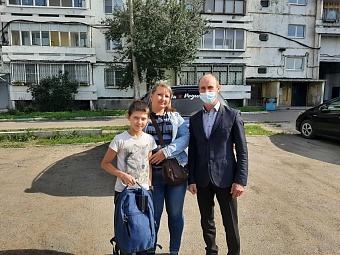 Депутаты Думы Иркутска помогли собрать в школу детей в своих избирательных округах