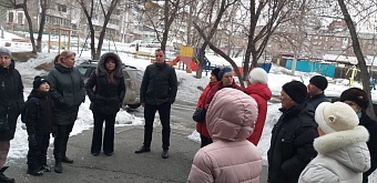 Депутат Дмитрий Ващук обсудил с жителями благоустройство дворовой территории по ул. Баумана, 174
