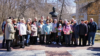 Спикер Евгений Стекачев вместе с мэром Русланом Болотовым почтил память Почетного гражданина Николая Салацкого