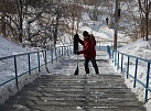 По инициативе Евгения Стекачева и администрации города в Университетском почистили от снега лестницы к соцобъектам и дорогу