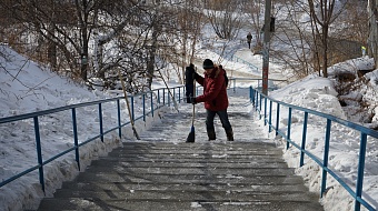 По инициативе Евгения Стекачева и администрации города в Университетском почистили от снега лестницы к соцобъектам и дорогу
